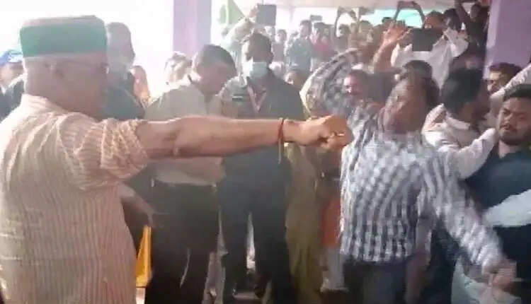 கைகளை நீட்டி சாட்டையடி வாங்கிய முதல்வர்..! வைரல் வீடியோ