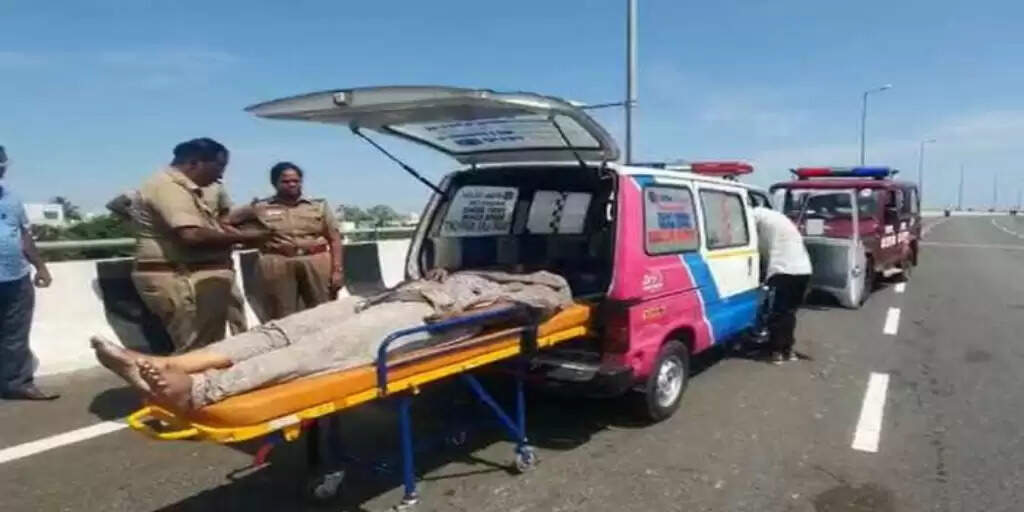 பைக் சாகசம் செய்த இளைஞர்களால் தூக்கி வீசப்பட்ட பெண் காவல் ஆய்வாளர்..!!