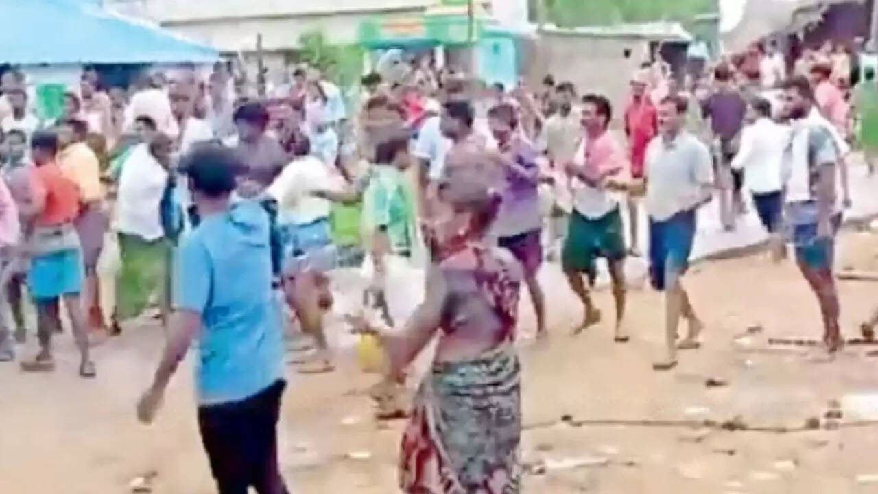 எப்போது ஒழியும் இந்த ஜாதி வெறி ? சிறுவன் தண்ணீர் குடித்ததால் இரு பிரிவினரிடையே பயங்கர மோதல்..!!