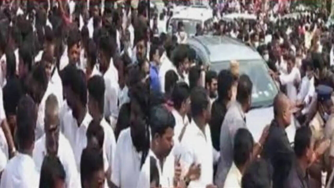 ஜெயலலிதா நினைவிடத்தில் தள்ளுமுள்ளு; ஈபிஎஸ் காரை முற்றுகையிட்ட அமமுகவினர்!! ஜெயலலிதா நினைவிடத்தில் தள்ளுமுள்ளு; ஈபிஎஸ் காரை முற்றுகையிட்ட அமமுகவினர்!!