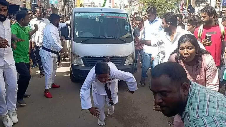 உலக சாதனை புத்தகத்தில் இடம் பெற்ற பள்ளி மாணவி..!! குவியும் பாராட்டுக்கள்..!!