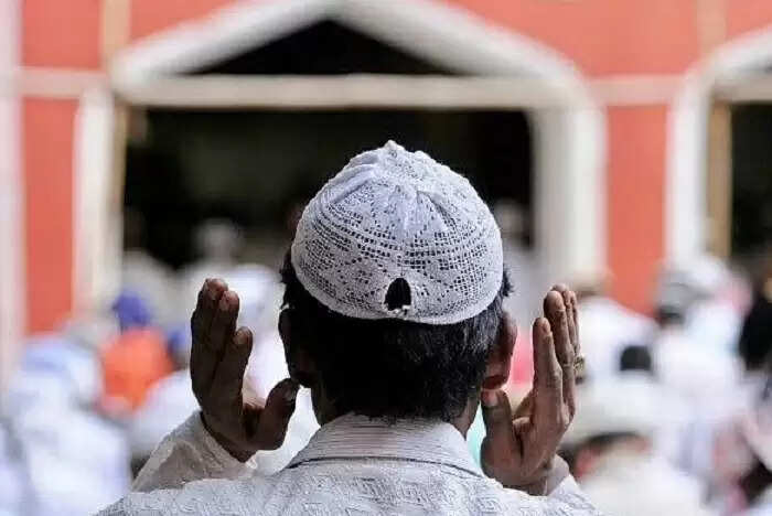பெண் பயணியின் செயலால் நெகிழ்ந்து போன இஸ்லாமிய கார் ஓட்டுநர்!!