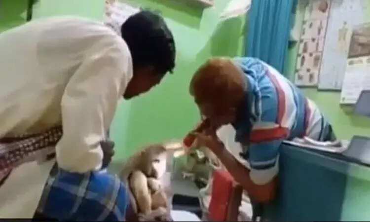 சிகிச்சைக்காக மருத்துவமனை சென்ற குரங்கு!! VIDEO