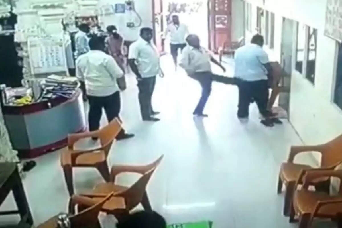 சர்ச்சை! கோவில் பணியாளரை எட்டி உதைத்த அதிகாரி!! VIDEO