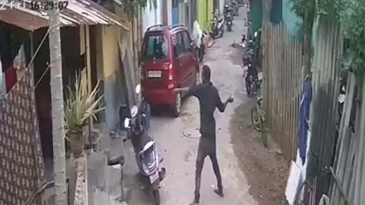 திமுக பிரமுகா் வீட்டில் நாட்டு வெடிகுண்டு வீச்சு- பரபரப்பு வீடியோ ! திமுக பிரமுகா் வீட்டில் நாட்டு வெடிகுண்டு வீச்சு- பரபரப்பு வீடியோ !