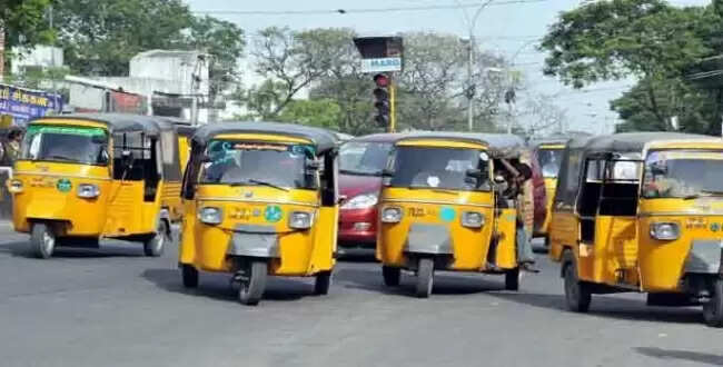 சில்மிஷம் செய்த ஆட்டோ ஓட்டுநரை துடைப்பத்தால் வெளுத்த பெண்!!
