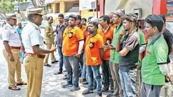 ஆபத்துடன் விளையாட்டு.. 365 உணவு டெலிவரி ஊழியர்கள் மீது வழக்கு, அபராதம் !