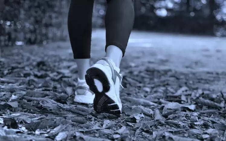 சாலையில் பெண்களிடம் செல்போன் எண் கேட்ட இளைஞர்களுக்கு நேர்ந்த கதி !!