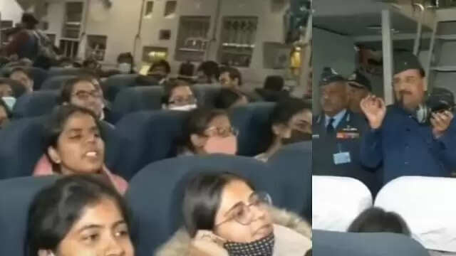 முகம் சுளித்த மாணவர்கள்..!! மீட்பு விமானத்தில் பிரதமர் மோடியை புகழ்ந்து முழக்கமிட வற்புறுத்திய பாஜக..!!