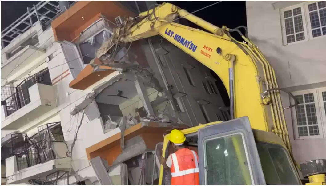 2014-ல் கட்டப்பட்ட 3 மாடி அடுக்குமாடி சீட்டுக்கட்டுப்போல் சரிந்ததால் அதிர்ச்சி..!!