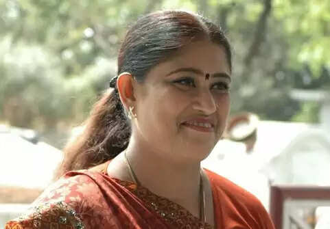 காங். எம்எல்ஏ விஜயதாரணிக்கு மலர்களைக் கொடுத்து நன்றி தெரிவித்த அதிமுக எம்எல்ஏக்கள் !!