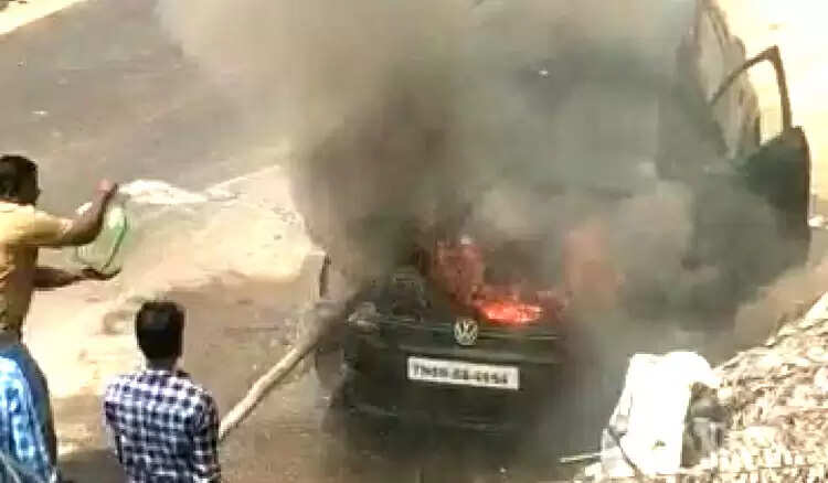 சாலையில் திடீரென தீப்பிடித்து எரிந்த கார்!!