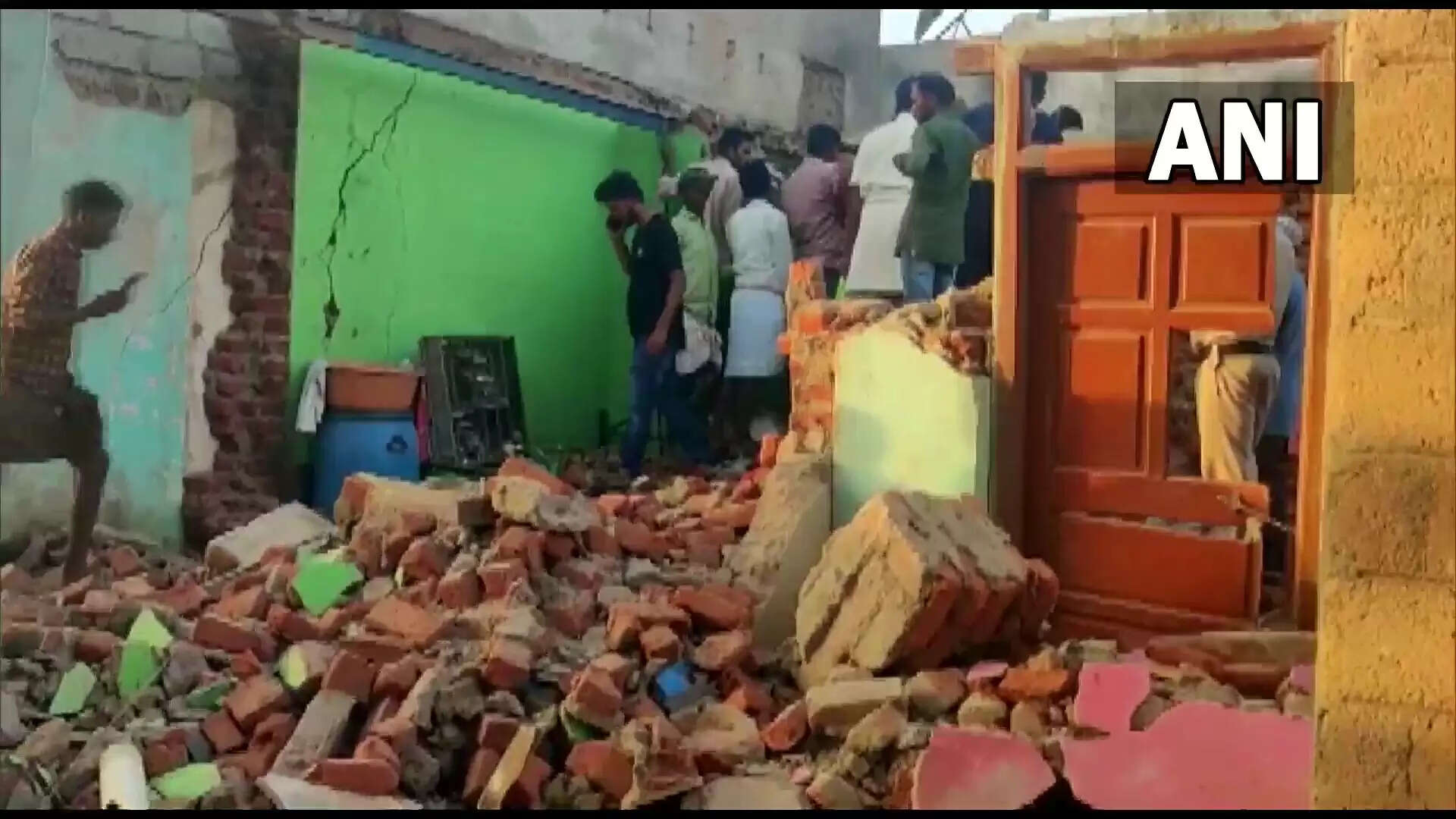 அதிகாலை ஏற்பட்ட சோகம்.. சிலிண்டர் வெடித்ததில் ஒரே குடும்பத்தை சேர்ந்த 4 பேர் பலி..!