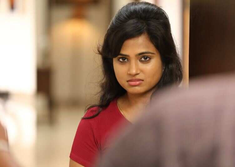 கூட்ட நெரிசலில் சிக்கிய ரம்யா பாண்டியனுக்கு பவுன்சராக மாறிய பாலாஜி- வீடியோ உள்ளே..!