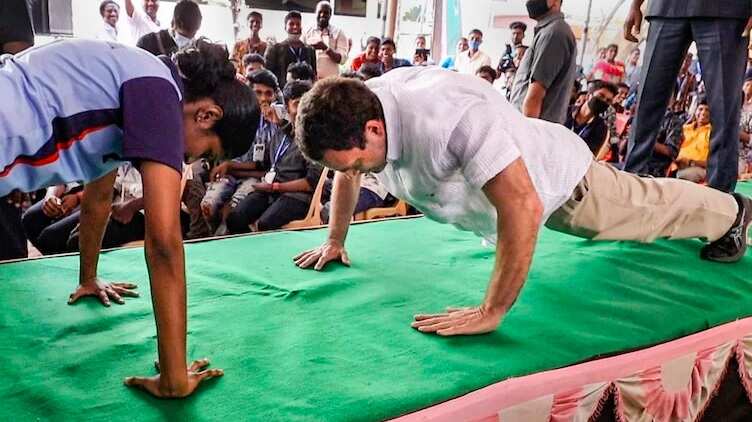 ஒரு கையால் தண்டால்... மாணவிகள் மத்தியில் ராகுல் காந்தி கலக்கல்!