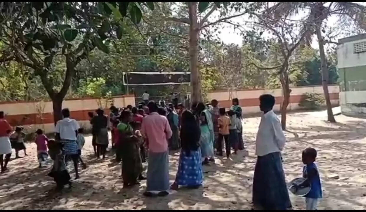 பரபரப்பு.. மதிய உணவு சாப்பிட்ட 25 மாணவர்கள் ஆஸ்பத்திரியில் அனுமதி..!