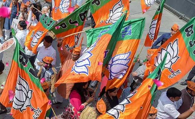 உ.பி.யில் பாஜக அதிர்ச்சி.. 10 அமைச்சா்கள் தேர்தலில் தோல்வி !!