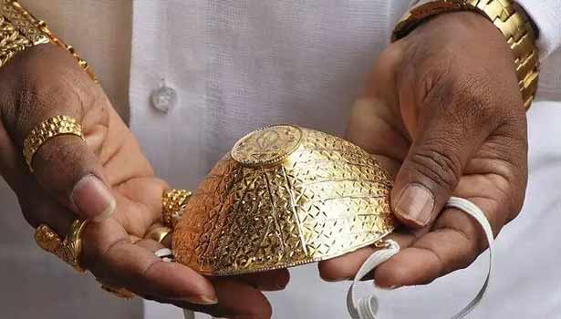 ரூ.5 லட்சம் மதிப்பில் தங்க மாஸ்க் அணிந்து வலம் வரும் சாமியார்.. கொரோனா விடுமா?