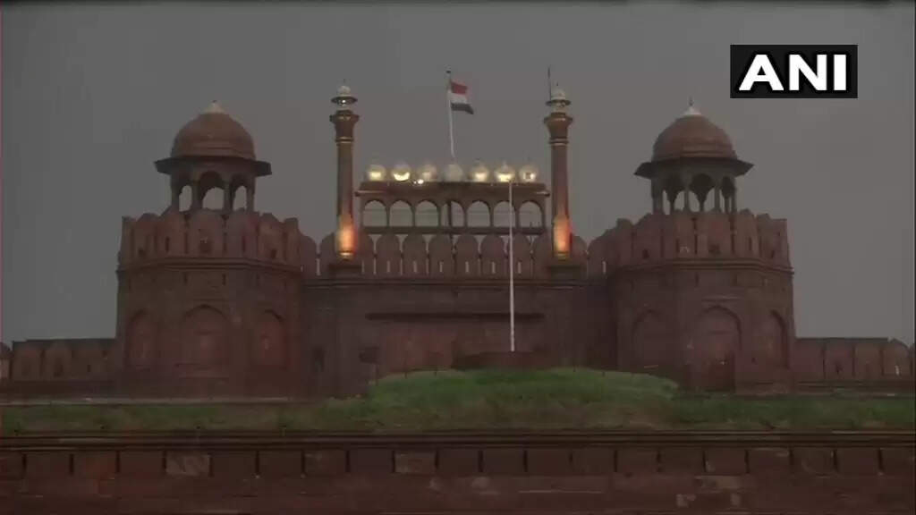 டெல்லி செங்கோட்டைக்குள் நுழைய ஆகஸ்ட் 15-ம் தேதி வரை தடை!!