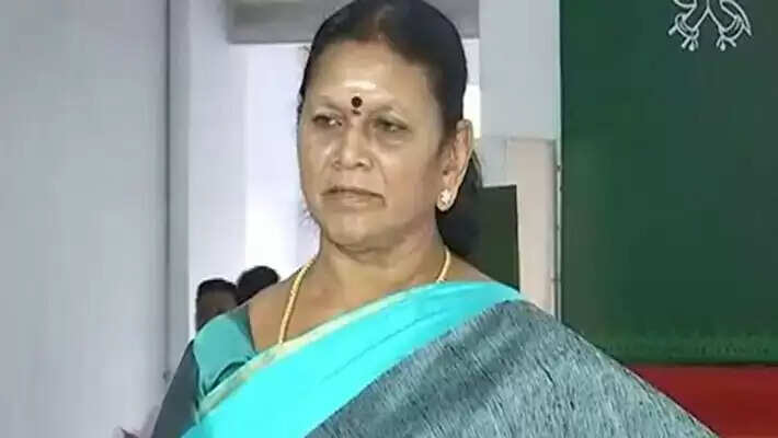 ரூ.76.50 லட்சம் மோசடி.. சரணடைந்தார் அதிமுக முன்னாள் அமைச்சர் சரோஜா..!