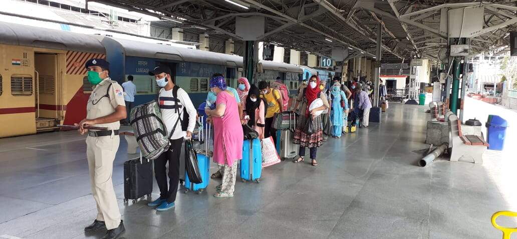 கொரோனா முழு முடக்கம்... ரயில் டிக்கெட் முன்பதிவு கிடையாது !!