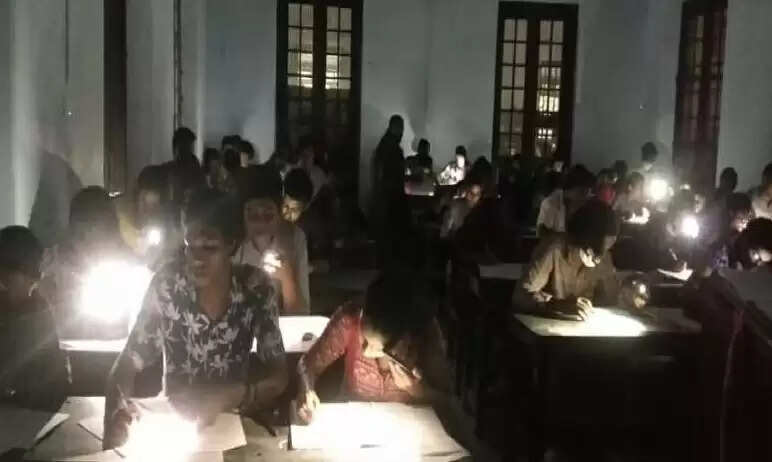 அட கொடுமையே.. செல்போன் வெளிச்சத்தில் தேர்வு எழுதிய கல்லூரி மாணவர்கள்