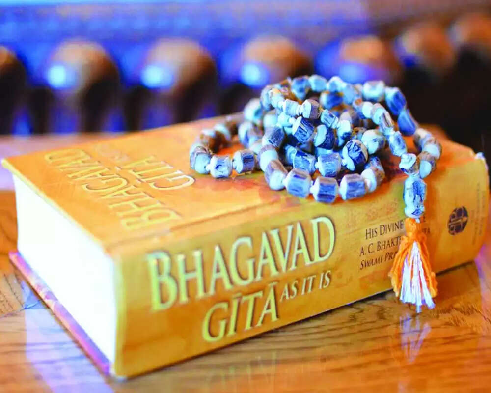 பாடத் திட்டத்தில் பகவத் கீதை.. கல்வி அமைச்சர் அறிவிப்பு..! பாடத் திட்டத்தில் பகவத் கீதை.. கல்வி அமைச்சர் அறிவிப்பு..!