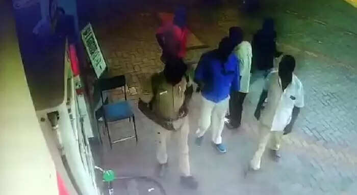 பரபரப்பு! சீருடையில் இருந்த போலீஸ் மீது தாக்குதல் நடத்திய கும்பல்!!