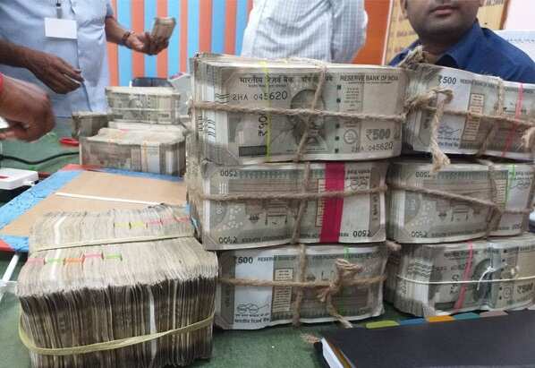 அதிமுக எம்எல்ஏ காரில் ரூ.1 கோடி பறிமுதல்.. பறக்கும் படையினர் அதிரடி !! அதிமுக எம்எல்ஏ காரில் ரூ.1 கோடி பறிமுதல்.. பறக்கும் படையினர் அதிரடி !!