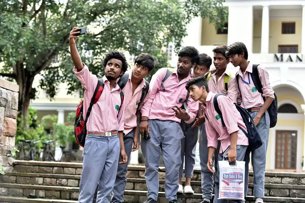 மாணவர்களே உஷார்..!! பறிமுதல் செய்யப்படும் செல்போன் திருப்பித் தரப்படாது..!!