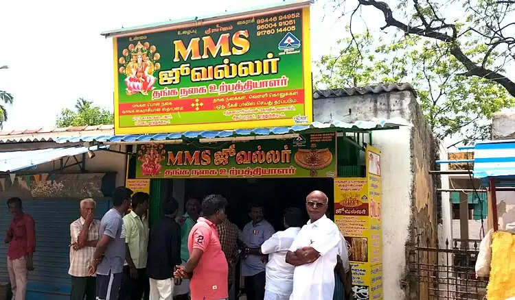 நகைக்கடையில் துளையிட்டு புகுந்த கொள்ளை கும்பல்.. போலீஸ் விசாரணை !!
