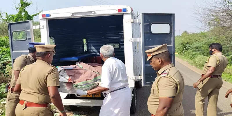 பரபரப்பு! தலை, கைகள் இல்லாமல் எரிந்த நிலையில் ஆண் சடலம்!!