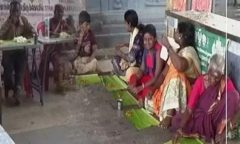 பழங்குடியின பெண்களுக்கு தரையில் அன்னதானம்.. கோவில் அலுவலர், சமையலர் சஸ்பெண்ட்..!