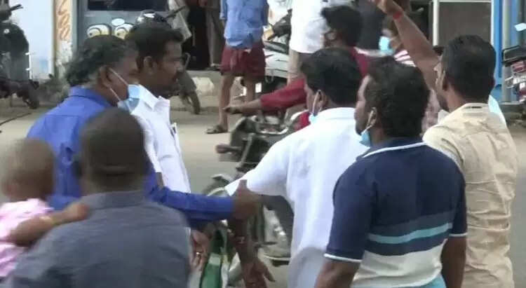 ஒரு போட்டோவுக்காக தகராறில் ஈடுபட்ட திமுக கவுன்சிலர்கள் !!