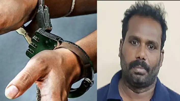 பள்ளி வாட்ஸ்ஆப் குரூப்பில் செக்ஸ் வீடியோ.. தலைமை ஆசிரியை அதிர்ச்சி.. கணக்கு வாத்தியாரின் சேட்டை !