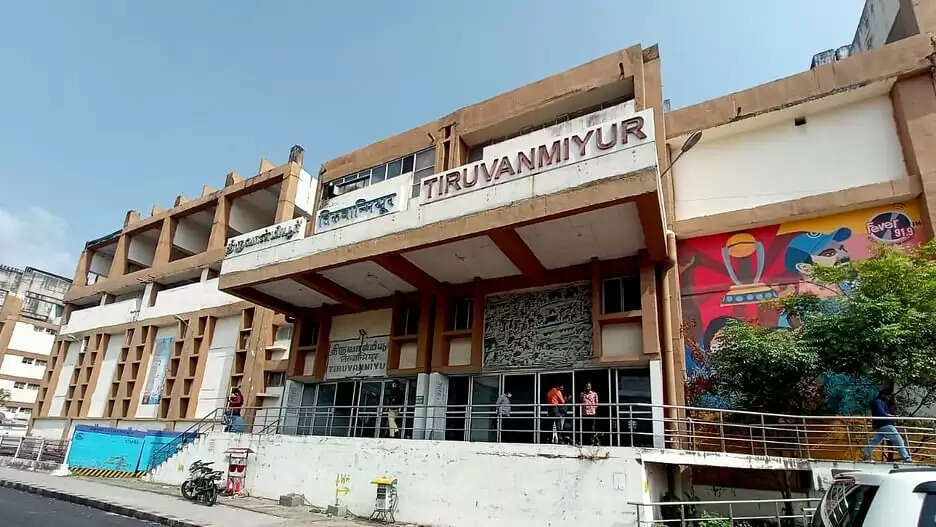 ரயில் நிலையத்தில் துப்பாக்கி முனையில் ரூ. 1.32 லட்சம் கொள்ளை!! ரயில் நிலையத்தில் துப்பாக்கி முனையில் ரூ. 1.32 லட்சம் கொள்ளை!!