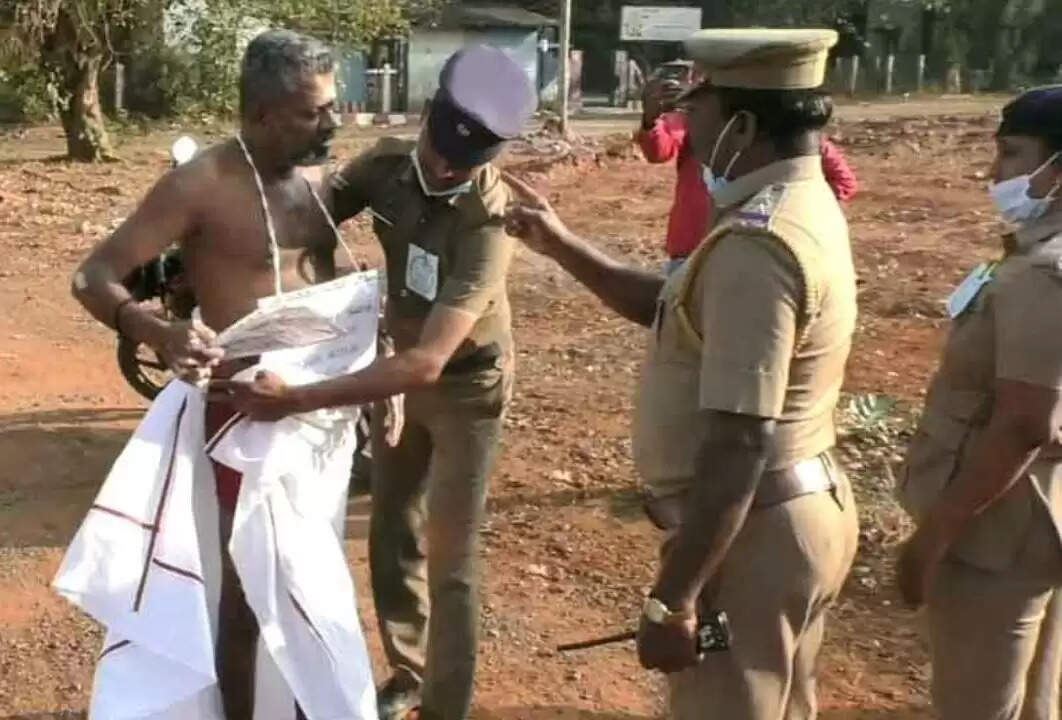 சிவகங்கையில் பரபரப்பு..!! அரை நிர்வாணத்துடன் வாக்களிக்க வந்த நகை மதிப்பீட்டாளர்..!