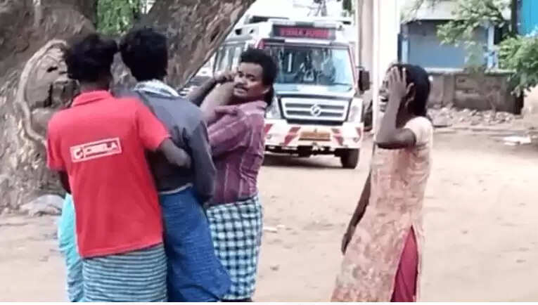 தொடரும் சோகம்.. உயிரிழந்த மகளின் உடலை பைக்கில் கொண்டு சென்ற அவலம்!!