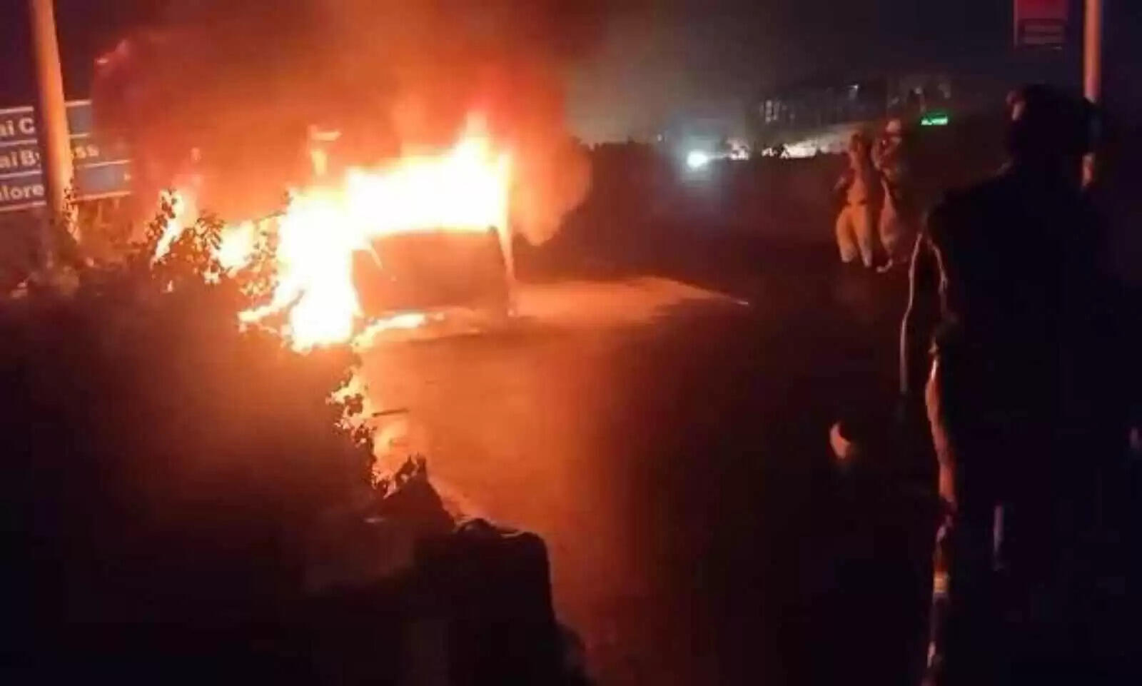 அதிர்ச்சி! சாலையில் நிறுத்தப்பட்டிருந்த காரில் திடீர் தீ!!