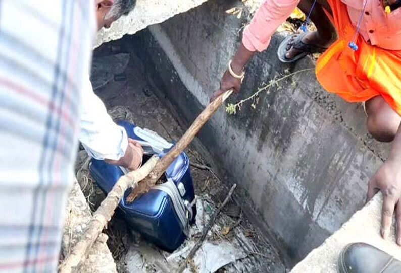 சாக்கடை கால்வாயில் ரத்தம் படிந்திருந்த நிலையில் சூட்கேஸில் பெண் சடலம்..!