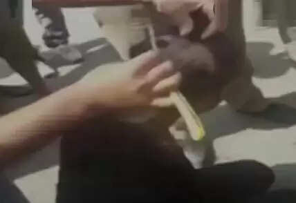 பள்ளி மாணவிக்கு காதல் கடிதம் ! ஆசிரியருக்கு மொட்டை அடித்து ஊர்வலமாக இழுத்துச் சென்ற கிராமத்தினர்!