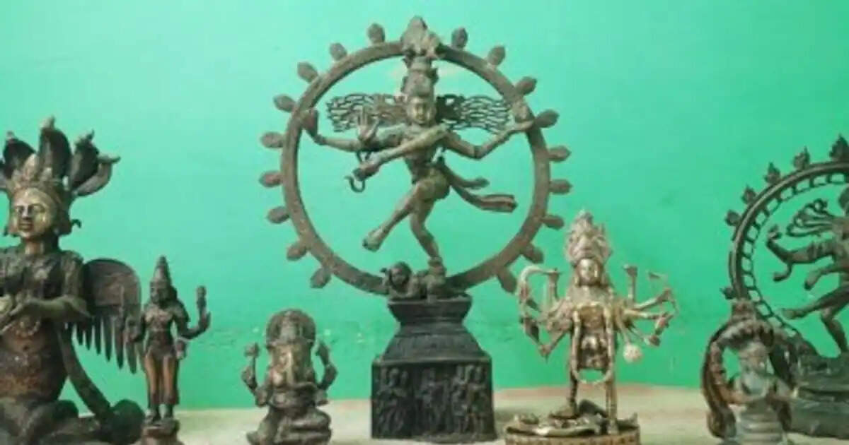 சாமி சிலைகள் விற்க முயற்சி… பாஜக நிர்வாகி உள்ளிட்ட 4 பேர் கைது!! சாமி சிலைகள் விற்க முயற்சி… பாஜக நிர்வாகி உள்ளிட்ட 4 பேர் கைது!!