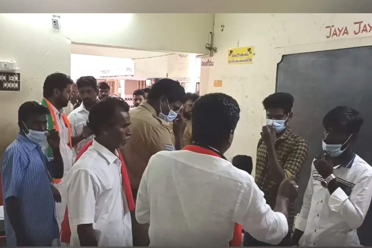 திருமண மண்டபத்திற்குள் வைத்து திமுகவினரை பூட்டியதால் பரபரப்பு!!