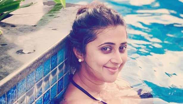 பிகினியில் கலக்கும் பிரபல அம்மா நடிகை! வைரலாகும் போஸ்ட்!