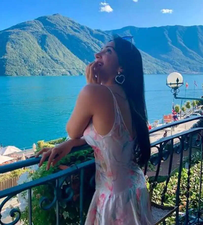 மீண்டும் நிர்வாணமாக போஸ் கொடுத்துள்ள பிரபல நடிகை !!