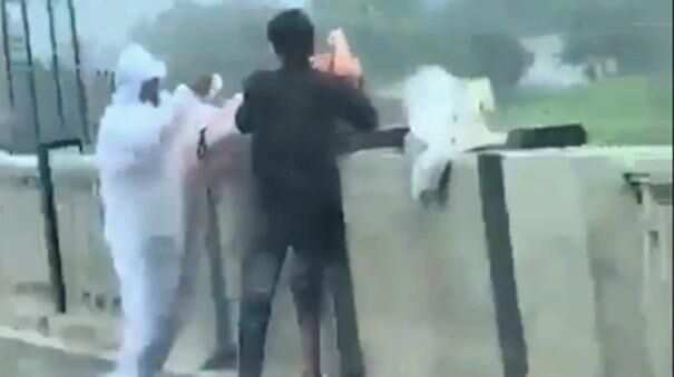உ.பி.யில் கொரோனாவால் உயிரிழந்தவரின் சடலத்தை ஆற்றில் தூக்கி வீசும் அவலம்... அதிர்ச்சி வீடியோ!