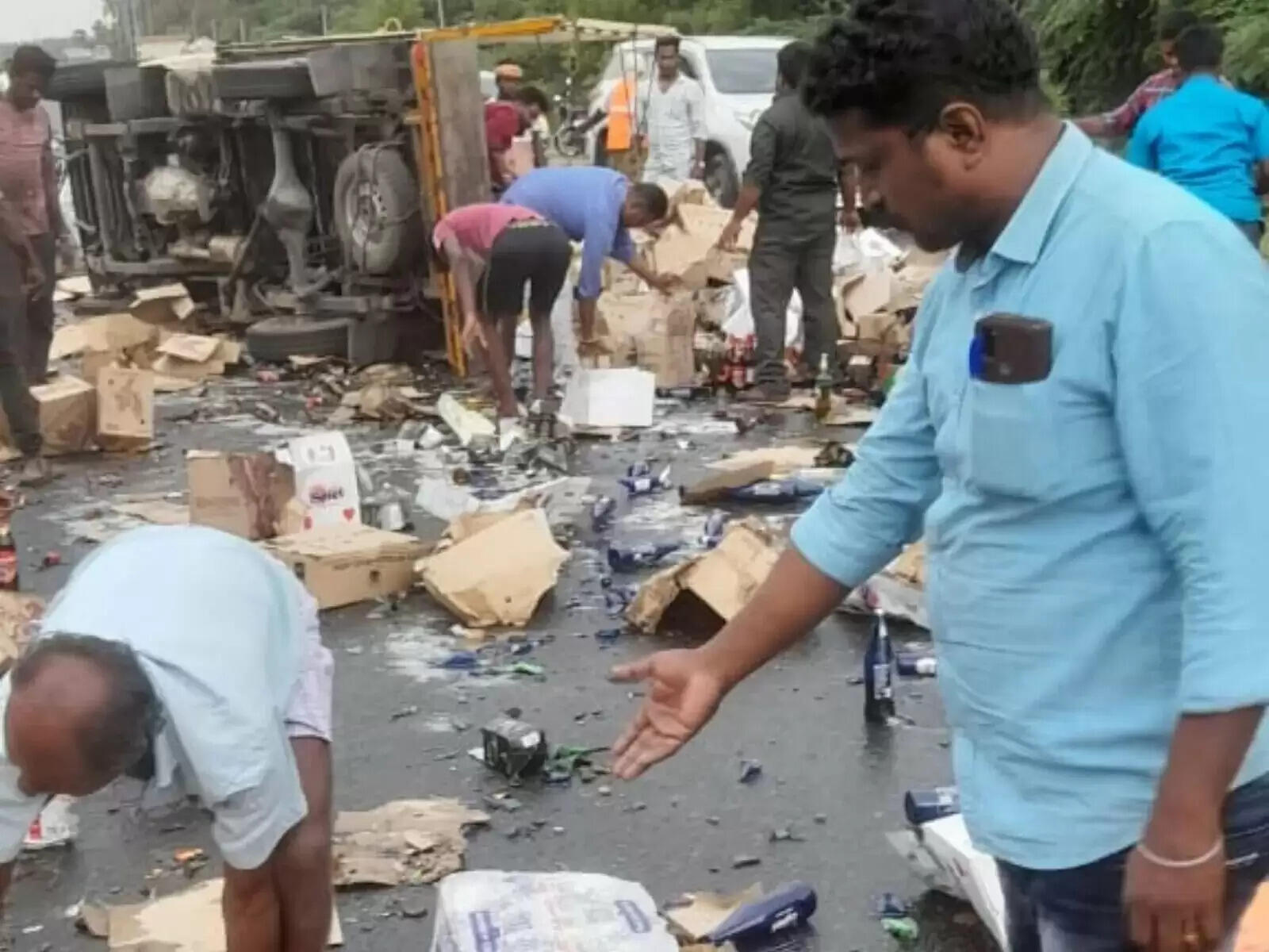 தள்ளாடிய ‘சரக்கு’ வேன் கவிழ்ந்தது.. போட்டி போட்டு அள்ளிச்சென்ற மதுப்பிரியர்கள்..!