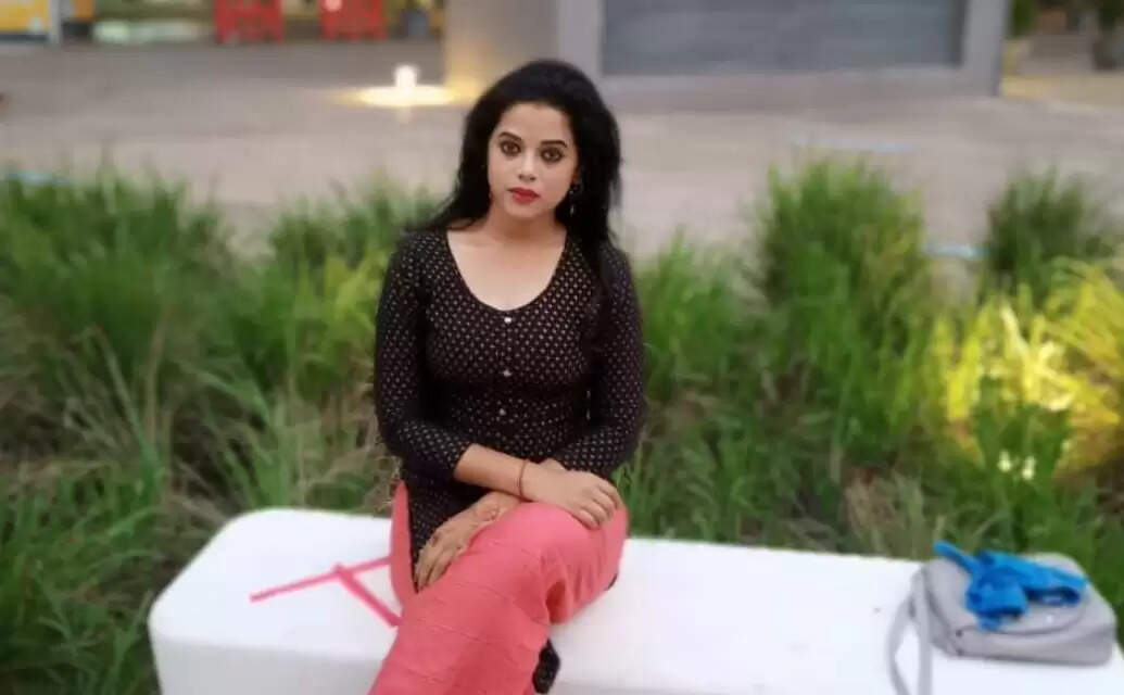 பிரபல நடிகை மர்மமான முறையில் மரணம்!!