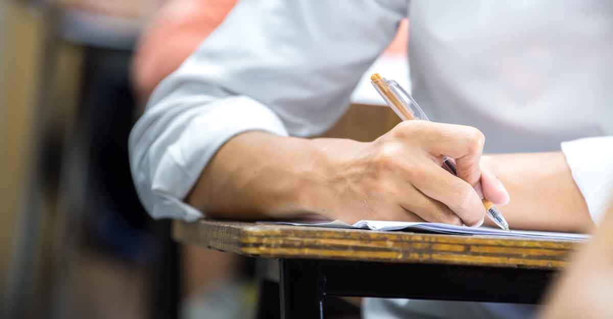 58 வயதில் 10ஆம் வகுப்பு தேர்வு எழுதிய எம்எல்ஏ !!