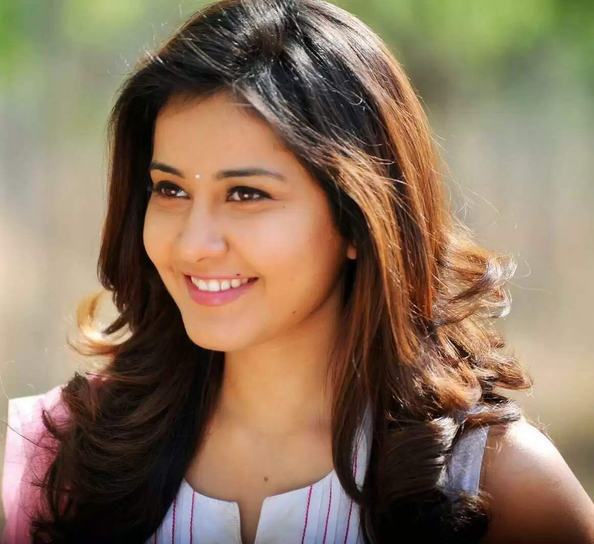 இப்படி இருந்தால் மட்டுமே சினிமாவில் நிலைக்க முடியும்.. ராஷி கண்ணா ஓபன் டாக் !!